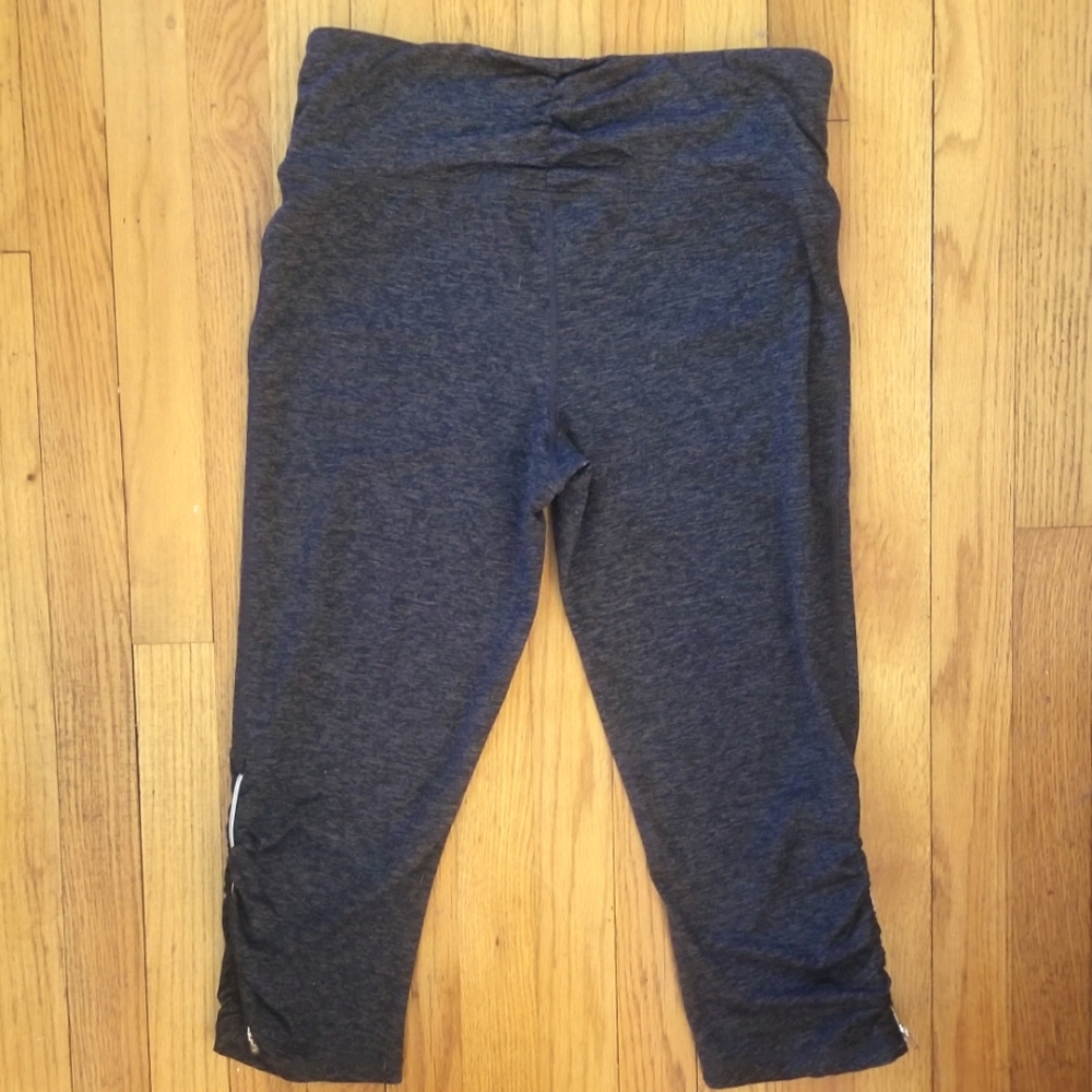 Tangerine Heathered Gray Zip Up Leg Capri Yoga Pants, Size M